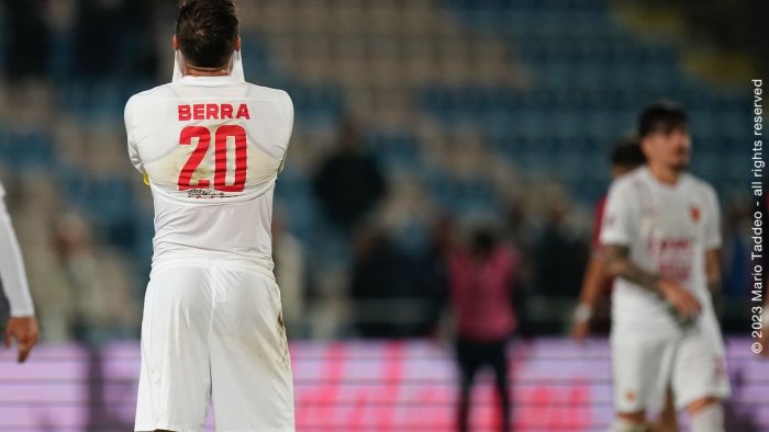 serie c crotone benevento 2 2 tumminello beffa la strega rivivi la diretta