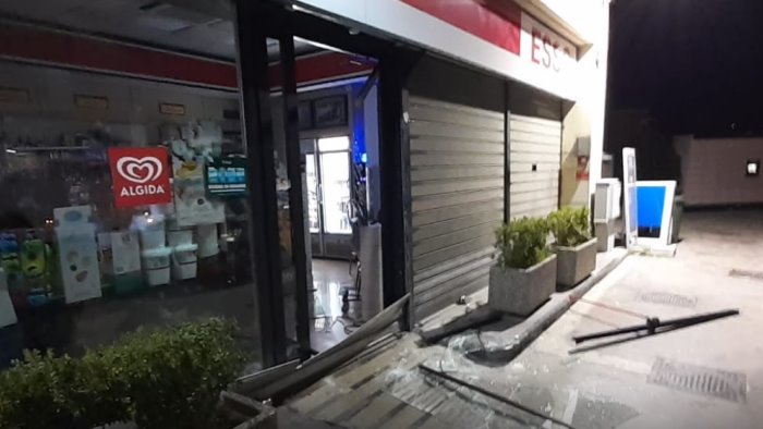 eboli colpo al bar tabacchi del distributore di carburante