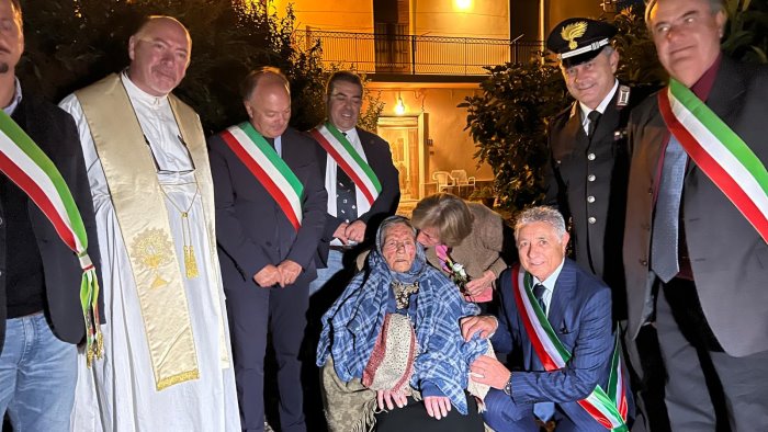 sturno a 114 anni zi laurina saluta la processione e il sindaco si inchina