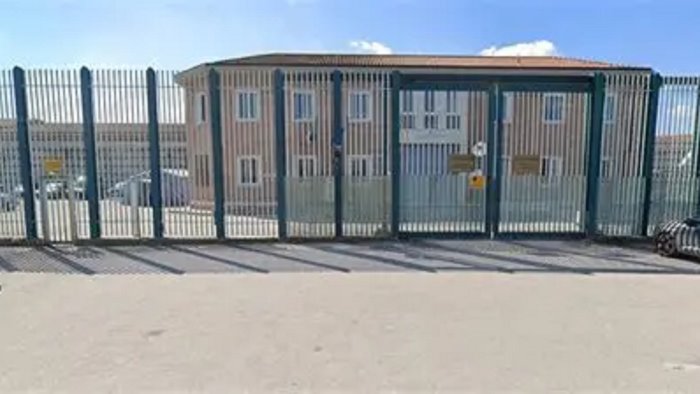 carceri resistenza e minacce ai colleghi sospeso agente in servizio ad avellino