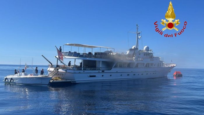 traghetto in fiamme a largo di agropoli passeggeri messi in salvo