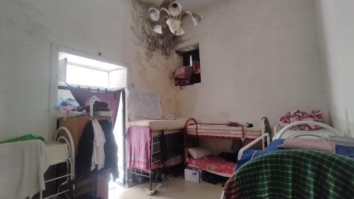 salerno controlli della municipale 8 extracomunitari vivevano in un deposito