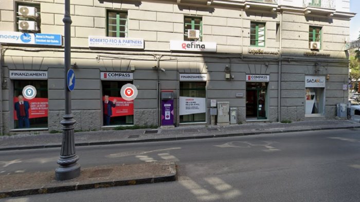 salerno tentato furto in centro ladri in fuga a bordo di un audi scura