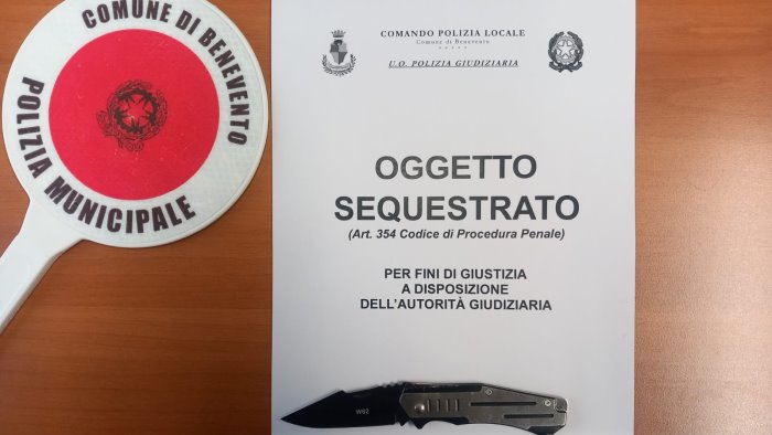 danneggia una struttura trovato con un coltello denunciato 22enne egiziano