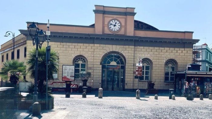 napoli ritorna la linea bus 130 domani stop alle 22 della funicolare di chiaia