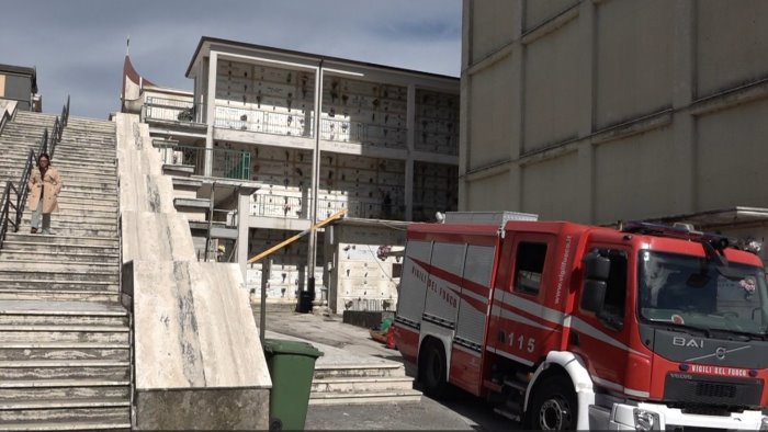 suicidio al cimitero salma sotto sequestro e attesa per l autopsia