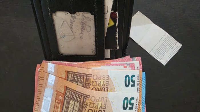 trova portafoglio con 270 euro davanti alla chiesa e lo consegna ai carabinieri