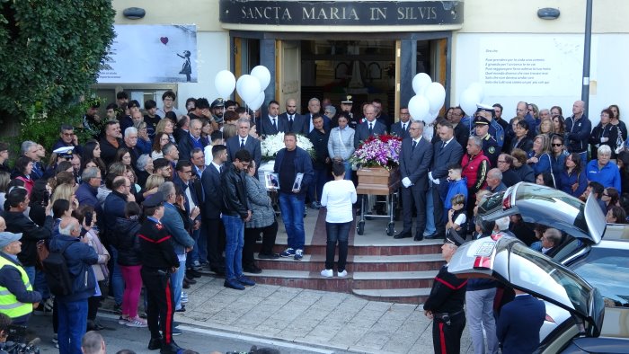 l addio ad elisa e cosimo ora e il momento di stringerci ad antonia e mario