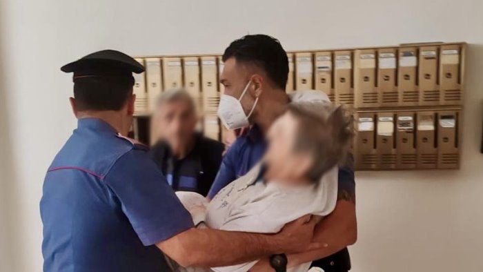 l abitazione va in fiamme anziana salvata in extremis dai carabinieri