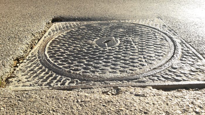 ariano quel tombino sta sprofondando motociclisti in pericolo