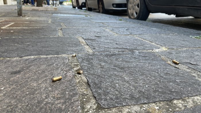 spari in piazza bellini bossoli a terra vertice urgente in prefettura