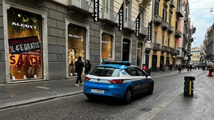 ruba cassetto registratore di cassa e fugge inseguito e arrestato