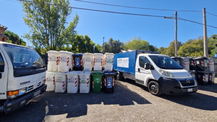 bidoni per la differenziata stoccati in un terreno denunciati padre e figlio