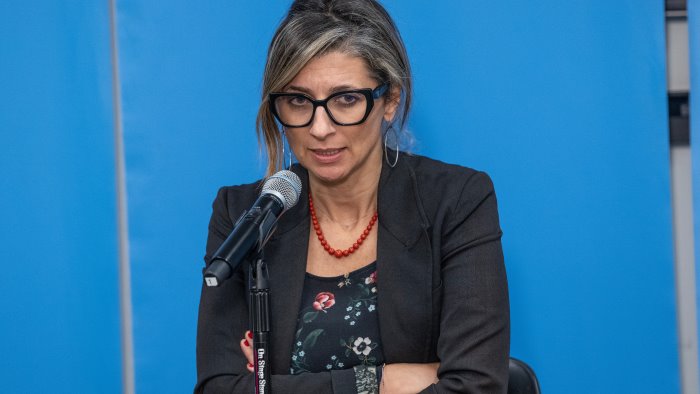 polemica su albanese e presunto insulto ai napoletani lei battuta manipolata