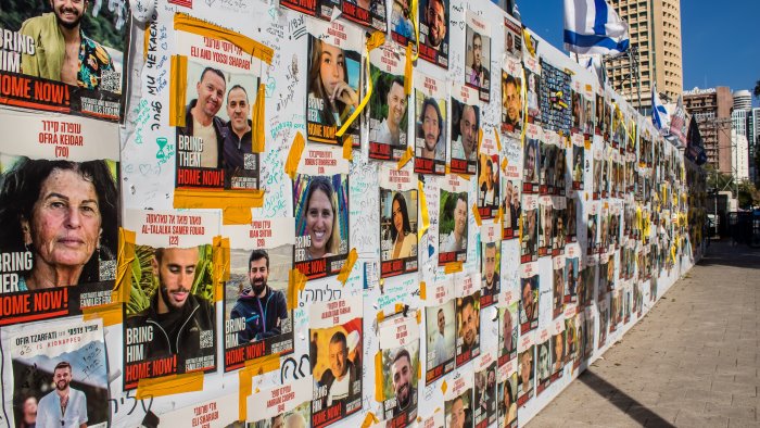 gli ostaggi di gaza tornano a casa resa di hamas dopo 737 giorni di prigionia