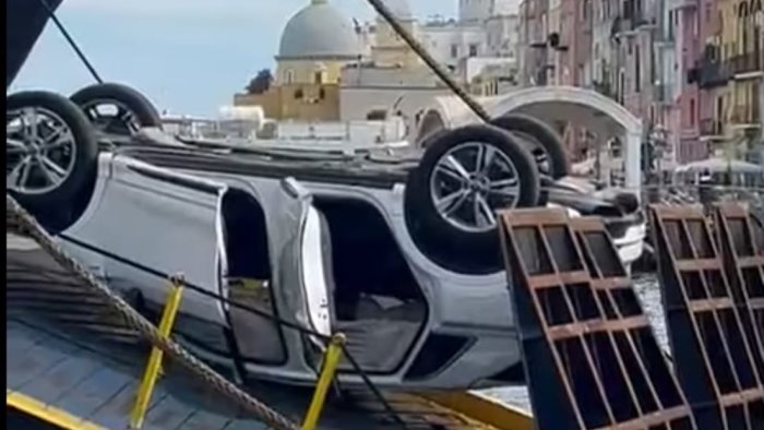 auto si ribalta mentre sbarca a procida sfiorata tragedia