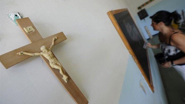 crocifisso obbligatorio nelle scuole campane la proposta di forza italia