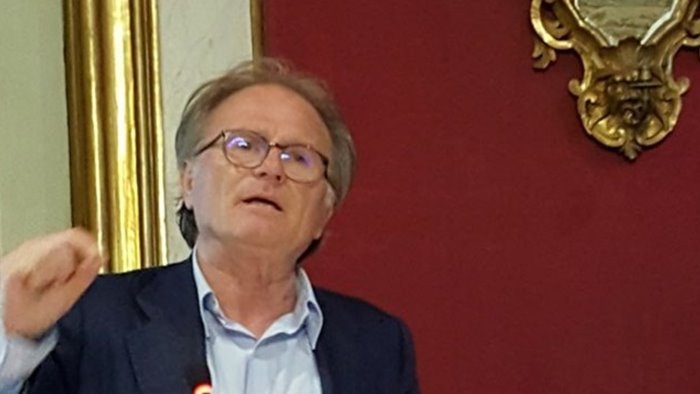 avellino caos ato rifiuti giuditta basta falsita ecco perche mi sono dimesso