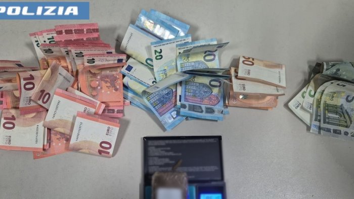 sorpreso con la droga tenta di allontanarsi acciuffato e arrestato