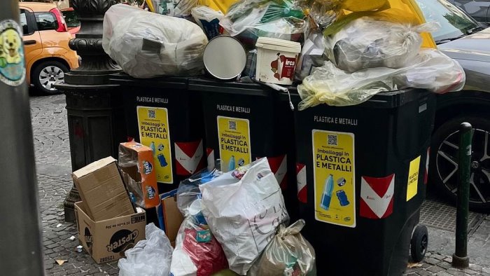 vomero piazza vanvitelli sos per la presenza di bidoncini carrellati