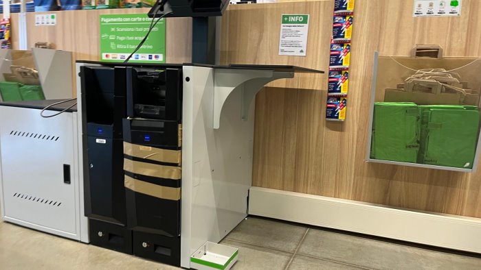 salerno colpo nella notte da leroy merlin svuotate le casse automatiche