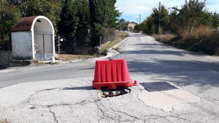 ariano buca pericolosa in piena curva e dislivello asfalto insidiosissimo