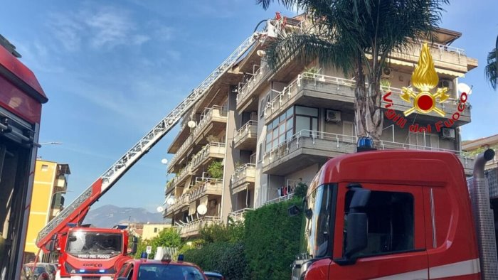 paura a nocera incendio nel sottotetto di una palazzina