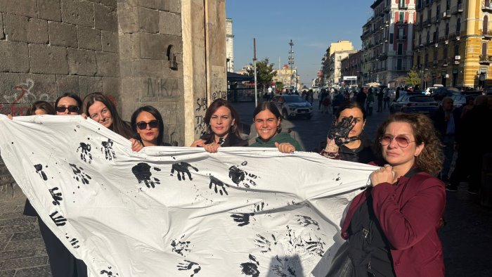 stupro a porta capuana sit in di protesta e mani nere sui lenzuoli