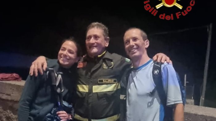 turisti si perdono durante un escursione in costiera salvati dai caschi rossi