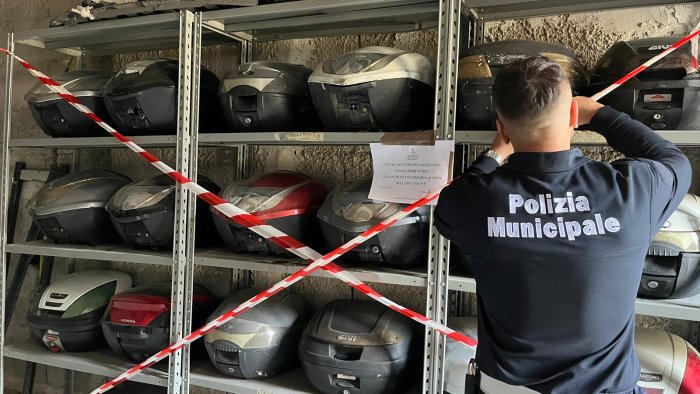abusivismo edilizio e riciclaggio di veicoli scatta il blitz a scampia