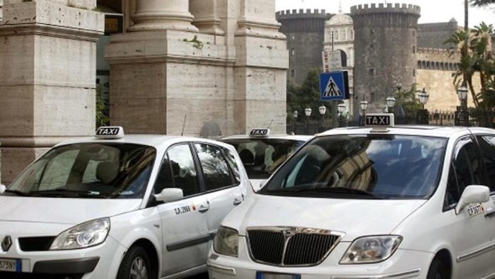 traffico a napoli i tassisti scrivono all autorita dei trasporti