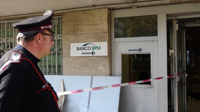 bancomat fatto esplodere portati via i soldi ladri in fuga foto