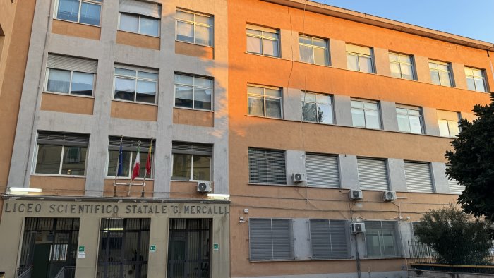napoli studenti vogliono occupare liceo mercalli la preside lo chiude