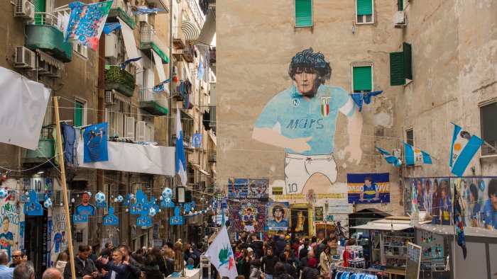 sequestrati gadget e magliette al murales di maradona