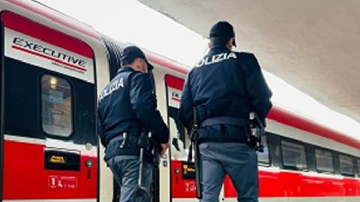 sprovvisto di biglietto minaccia personale fs e poliziotti arrestato