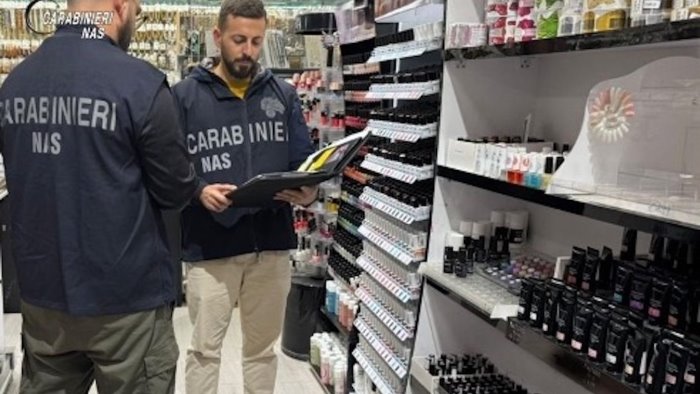 salerno sequestrate 60 confezioni gel per unghie con sostanza tossica
