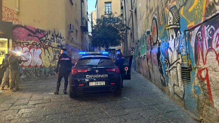napoli 15enne accoltellato fuori dalla scuola e in ospedale