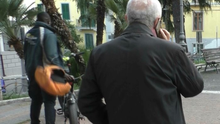 blitz di de luca sul carmine a salerno allontanato un ragazzo in bici elettrica