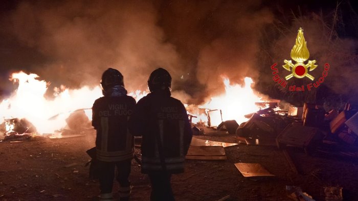 incendio a salerno il rogo e divampato nei pressi del novotel