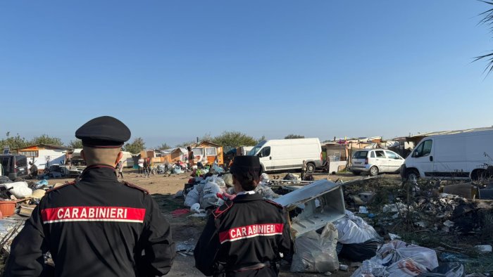 controlli nel campo nomadi carrafiello denunciate 13 persone