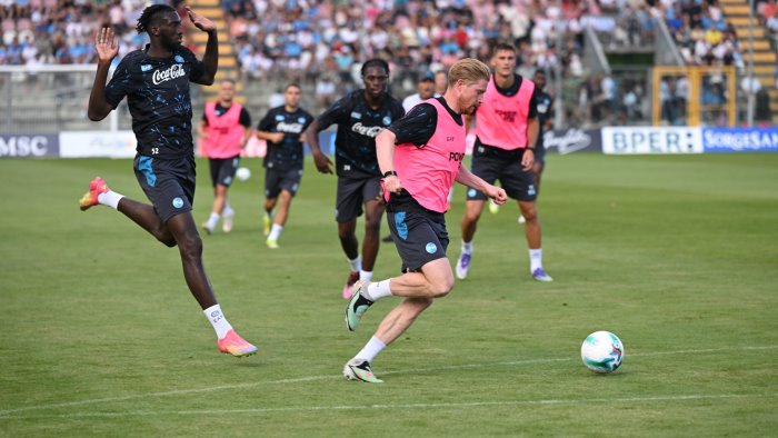 conte aspetta de bruyne e i quattro italiani il gruppo si va completando