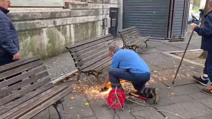 dopo il blitz di de luca smontate due panchine in piazza bolognini a salerno