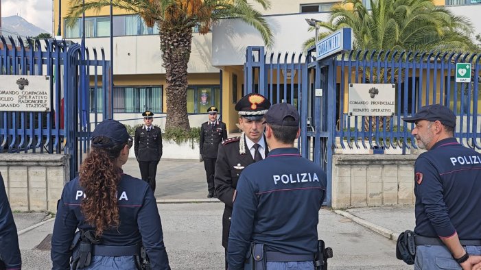 carabinieri morti ad avellino l omaggio commosso delle volanti della questura