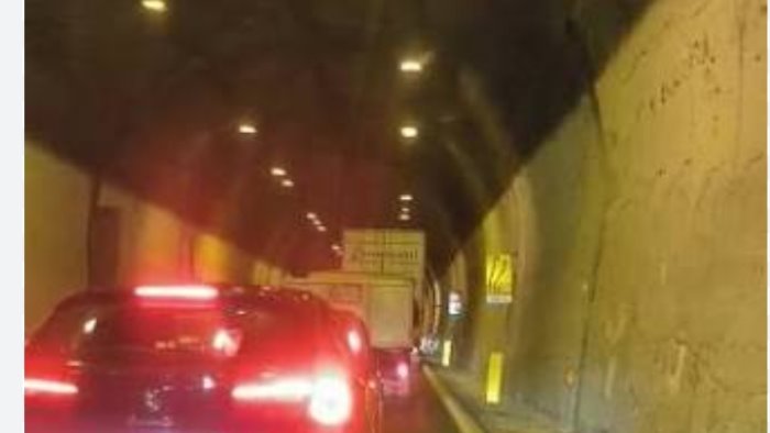 monte pergola tamponamento in galleria caos e rallentamenti sul raccordo