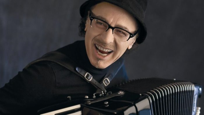 eduardo de crescenzo al premio charlot al teatro verdi essere jazz