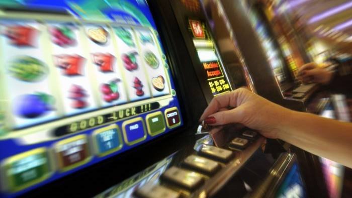 a 16 anni beccato a giocare alle slot sanzionato proprietario sala scommesse