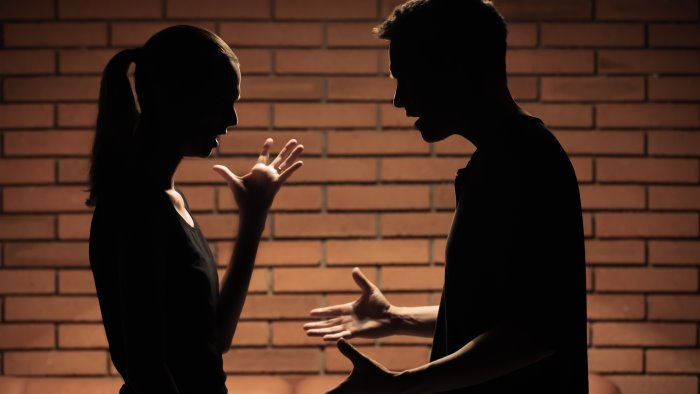 lo denuncia per maltrattamenti lui verso il processo intanto si sono sposati