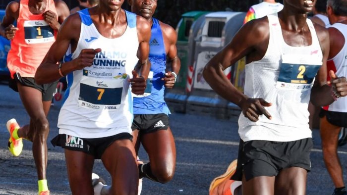 domenica la maratona di napoli stop alle auto