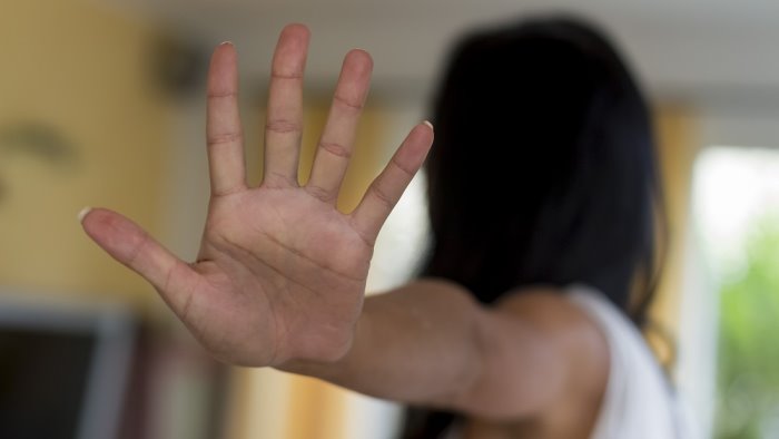 ti taglio testa l appendo a finestra costretta a fare sesso 4 anni e 4 mesi