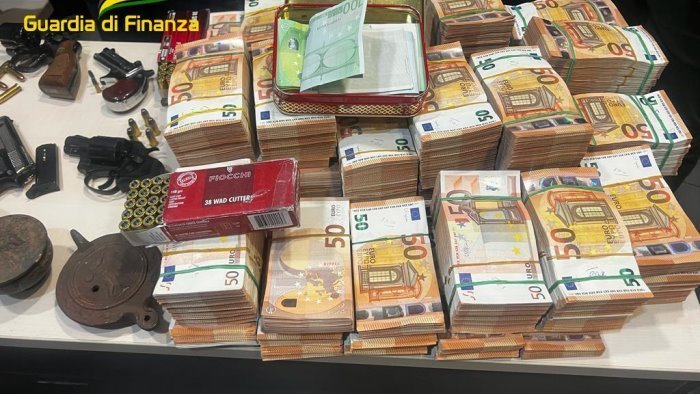 pago due del clan cava in possesso di armi disposto il giudizio immediato